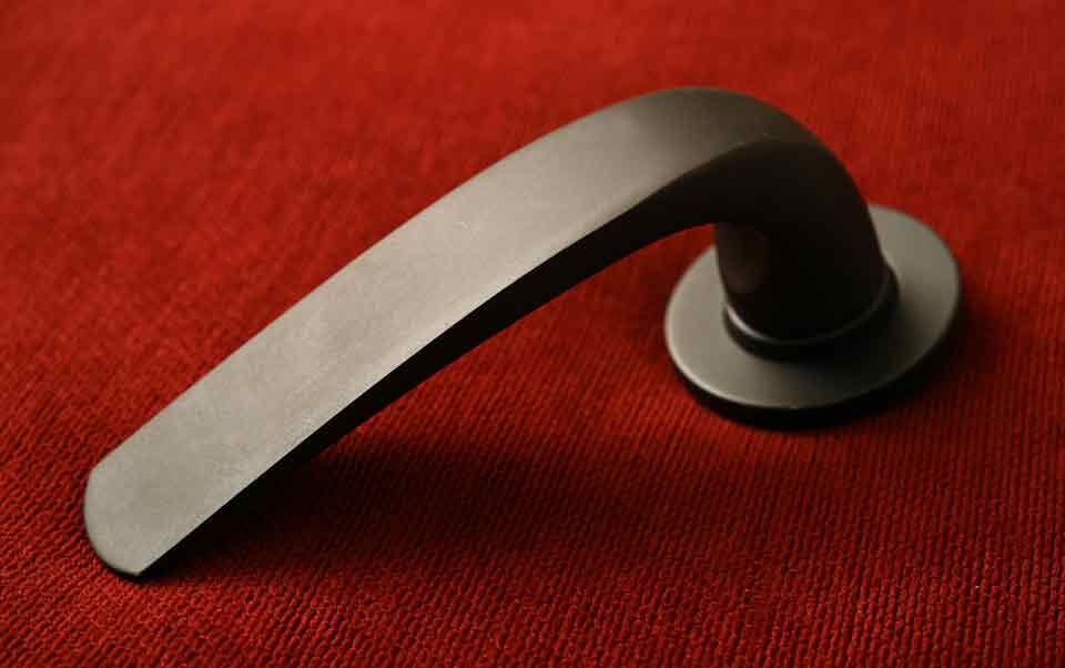Mies Farnsworth door handle by izé, black mat finish on brass.