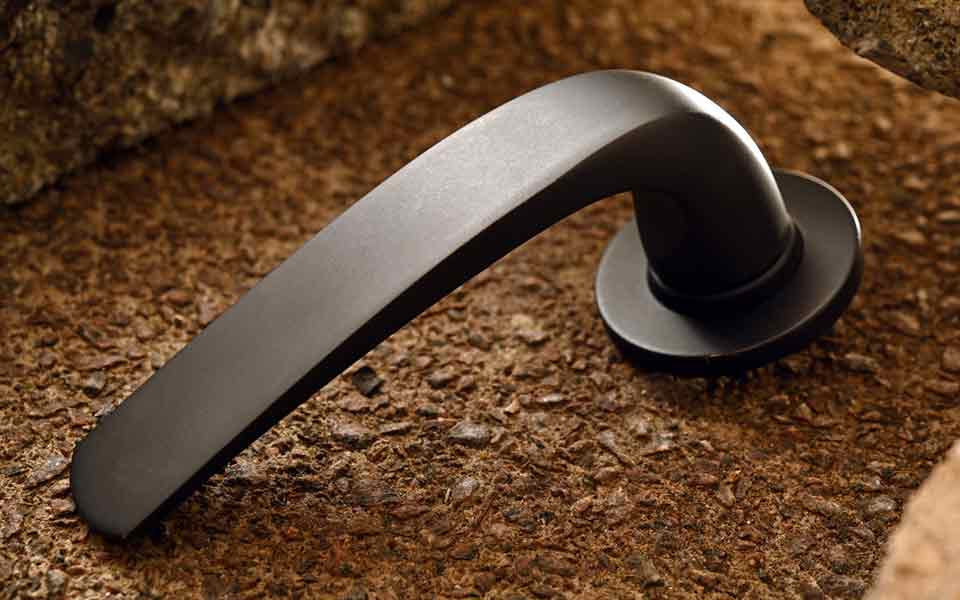 Mies Farnsworth door handle by izé, black mat finish on brass.